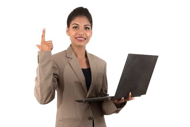 Nadenkende vrouw met laptop - die over een witte achtergrond wordt geïsoleerd