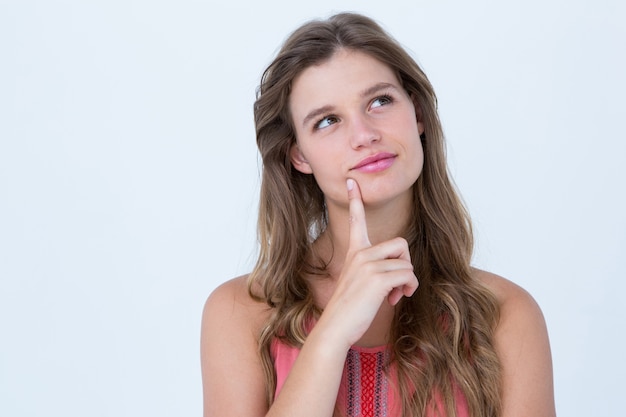 Nadenkende vrouw met vinger op kin