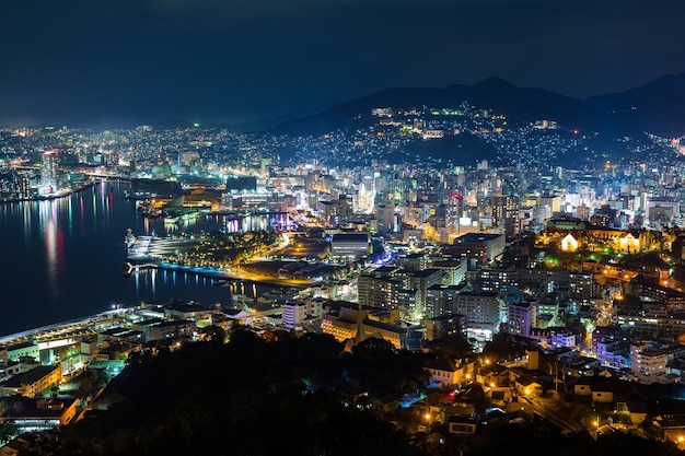 Город Нагасаки в Японии ночью
