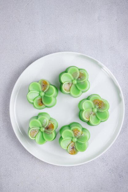 Nagasari pandan is een gestoomde cake gemaakt van pandan rijstmeel sagomeel kokosmelk en banaan