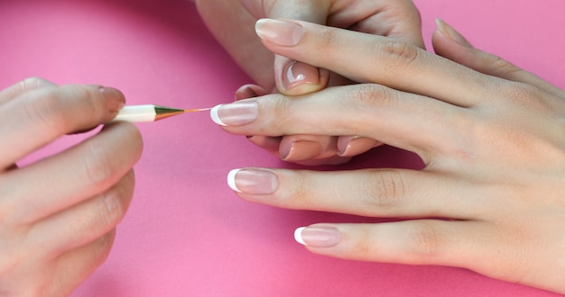 Nagel kunstenaar maak french manicure