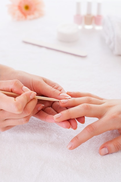 Nagel verwennerij. Close-up van manicure-meester die de nagels van klanten voorbereidt op manicure