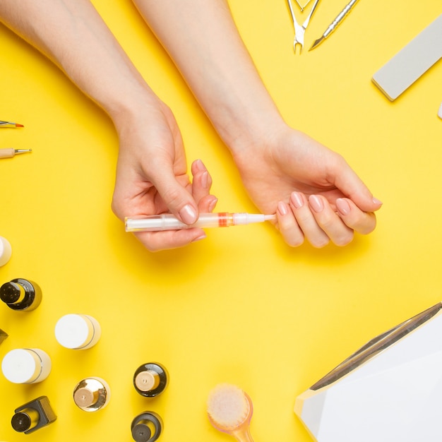 Nagelkunst in de luxe schoonheidssalon. Gel voor het modelleren van nagels.