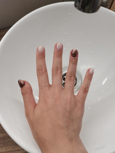 Nagellak gel polish manicure met een coating in een moderne stijl nagelbehandeling gekleurde vernis aest