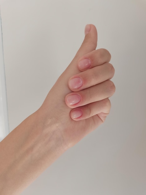 Nagellak gel polish manicure met een coating in een moderne stijl nagelbehandeling gekleurde vernis esthetiek van schoonheid vrouwelijke trimsalon plaats voor tekst