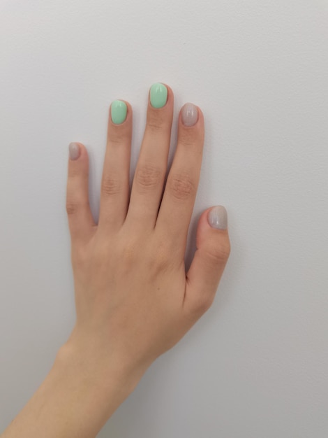 Nagellak gel polish manicure met een coating in een moderne stijl nagelbehandeling gekleurde vernis esthetiek van schoonheid vrouwelijke trimsalon plaats voor tekst