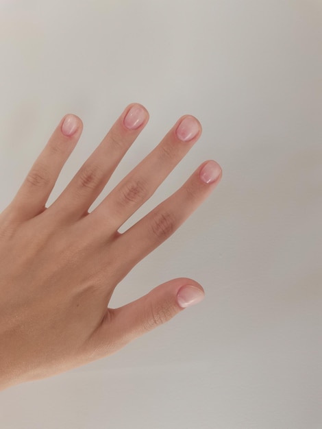 Nagellak gel polish manicure met een coating in een moderne stijl nagelbehandeling gekleurde vernis esthetiek van schoonheid vrouwelijke trimsalon plaats voor tekst