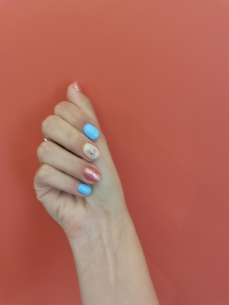 Nagellak gellak manicure met een coating in moderne stijl kokosmanicure zomer manicure nagel