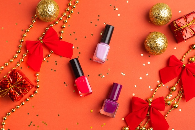 Nagellak in een nieuwjaarsopmaak. cosmetica voor nieuwjaarsgeschenken. de indeling van het nieuwe jaar.