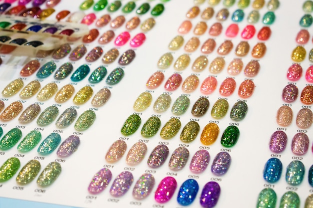 Nagellak kleurenkaarten. nagellakstalen in verschillende modekleur.