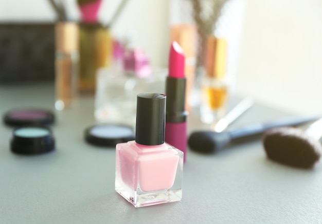 Nagellak met make-upcosmetica en gereedschap op een tafel