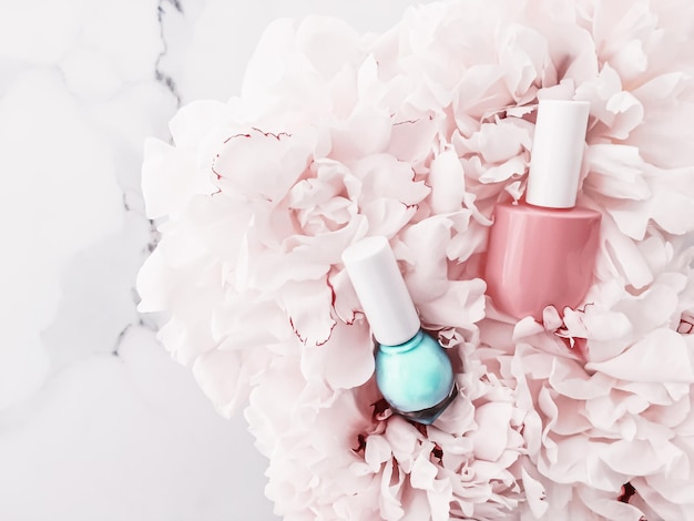 Nagellakflessen op florale achtergrond french manicure en cosmetische branding