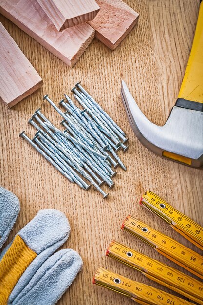 Nagels handschoenplanken hamer houten liniaal op houten plank