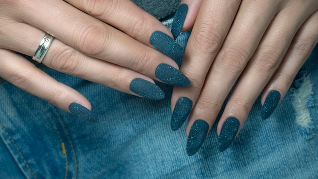 Nagels op jeans