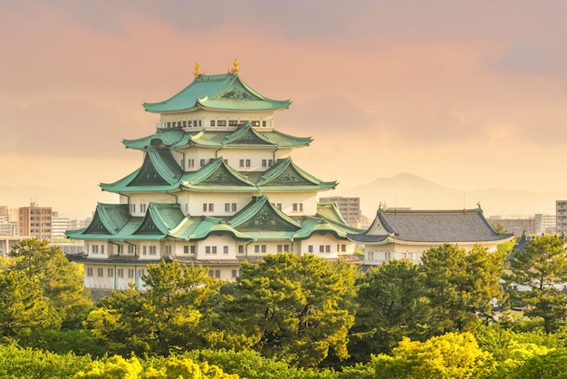 日没時の日本の名古屋城と街のスカイライン