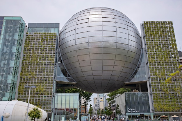 NAGOYA, JAPAN - 26 mei 2019: Het Nagoya City Science Museum beschikt over een karakteristieke gigantische zilveren wereldbol, waarin een van 's werelds grootste planetaria is ondergebracht.