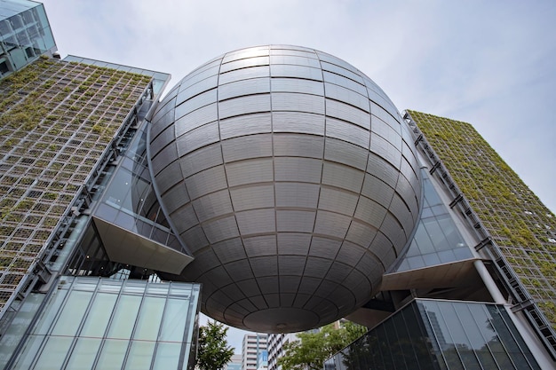 NAGOYA, JAPAN - 26 mei 2019: Het Nagoya City Science Museum beschikt over een karakteristieke gigantische zilveren wereldbol, waarin een van 's werelds grootste planetaria is ondergebracht.