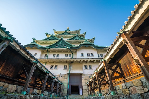 Nagoya kasteel in Japan met blauwe lucht