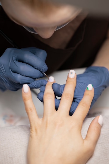 Nail art professionale che lavora sulle unghie dei clienti