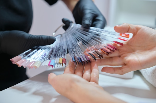 Foto cura delle unghie e delle mani, primo piano delle mani femminili sulla procedura di manicure