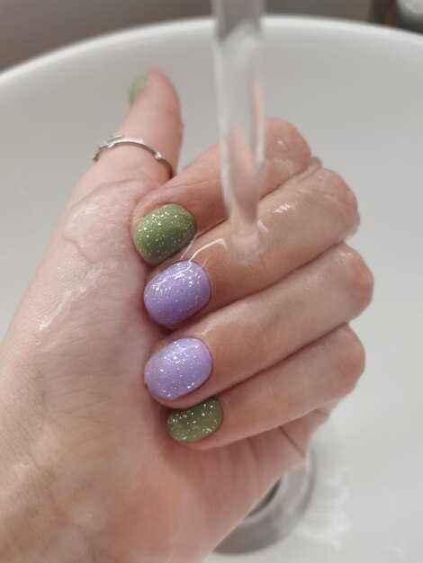 Фото Маникюр с гелевым лаком для ногтей с покрытием в современном стиле обработки ногтей цветным лаком