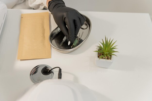 Posto di lavoro del salone di bellezza di un primo piano di strumenti per manicure da manicure