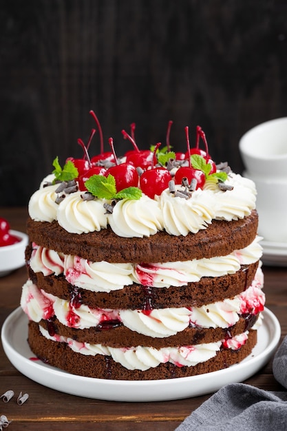 Naked foresta nera torta schwarzwald torta con panna montata al cioccolato fondente e ciliegia