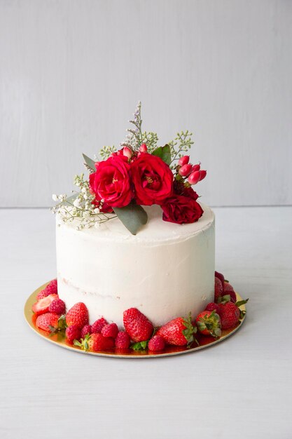 Naked cake with white buttercream Red roses topper Cake small themed pastry