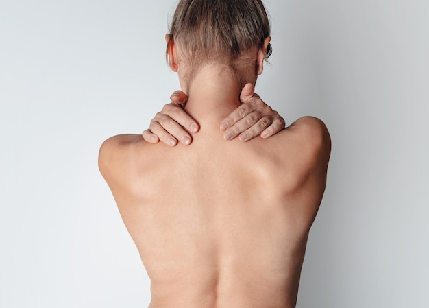 Foto schiena femminile nuda le mani delle donne si avvolgono intorno al collo vista posteriore
