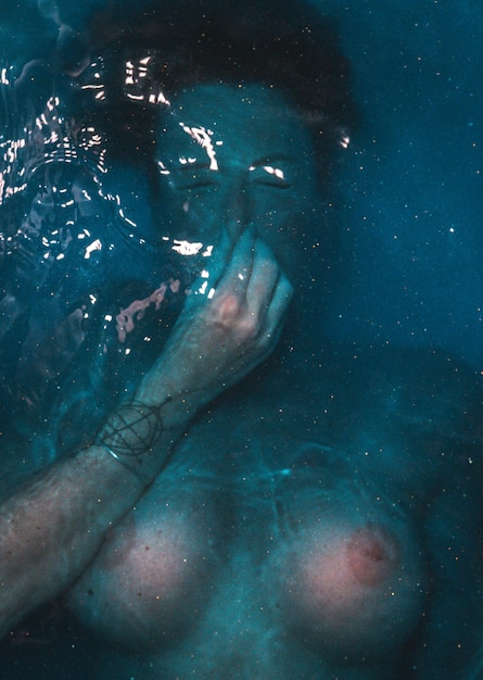 Голая женщина под водой.