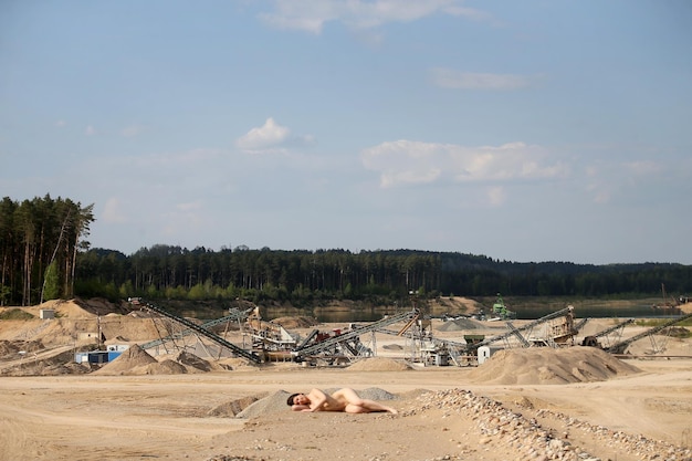 Foto donna nuda sdraiata sul cantiere contro il cielo