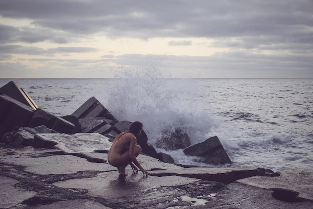 写真 海辺の裸の女性