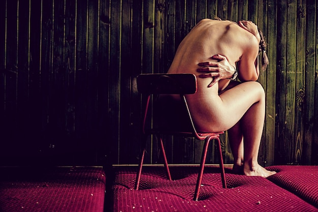 Photo naked woman sitting on chair