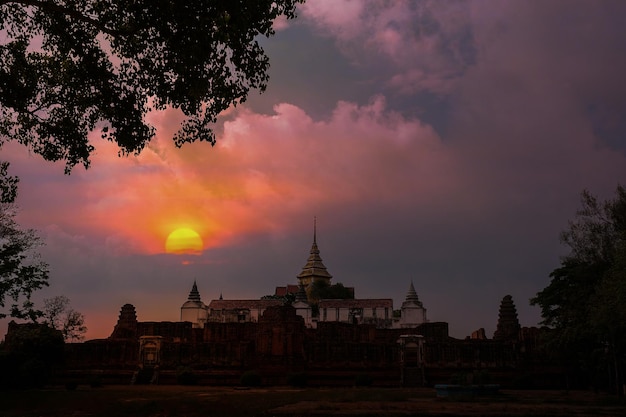 사진 나콘 루앙 프라사트 나콘루앙 (nakhon luang prasat) 은 나콩 루앙 서브 디스트릭트 나콘 루안 프라 나콘 시 아유타야 지방의 고대 일몰에 위치하고 있습니다.