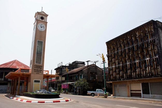 NAKHON PHANOM THAILAND 2 OKTOBER Vietnamese Clock Tower-rotonde aan de rivieroever van Mekong voor buitenlandse reizigers en Thaise mensen die een bezoek brengen aan City op 2 oktober 2019 in Nakhon Phanom Thailand