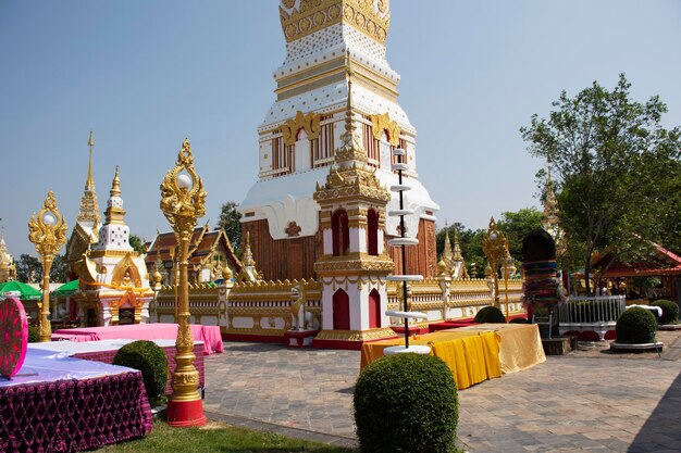 NAKHON PHANOM THAILAND 10월 2일 외국인 여행자와 태국 사람들을 위한 왓 프라 탓 파놈 사원의 탑 또는 스투파는 2019년 10월 2일 나콘 파놈 태국에서 기도하는 방문과 존경을 표합니다.