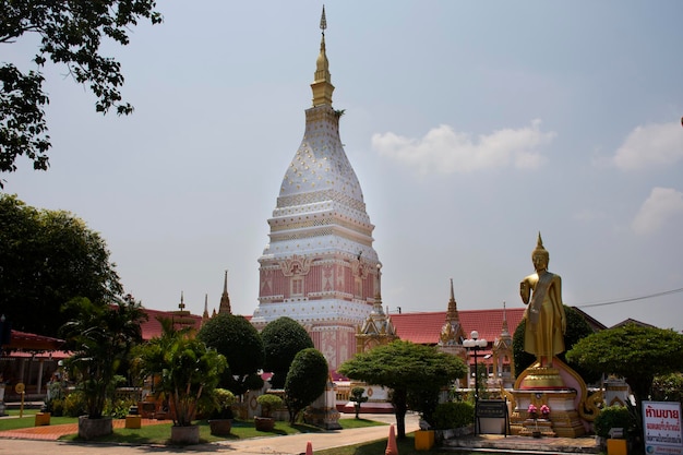 NAKHON PHANOM THAILAND 10월 2일 나콘 파놈 태국에서 2019년 10월 2일에 기도하는 사람들을 위한 왓 프라 탓 레누 나콘 사원의 분홍색과 흰색 탑 또는 사리탑