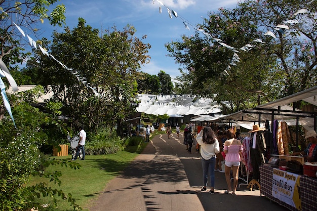 NAKHON RATCHASIMA THAILAND 27 NOVEMBER Thaise mensen en buitenlandse reizigers wandelen reizen en winkelen op straatmarkt in de middag op 27 november 2017 in Nakhon Ratchasima, Thailand