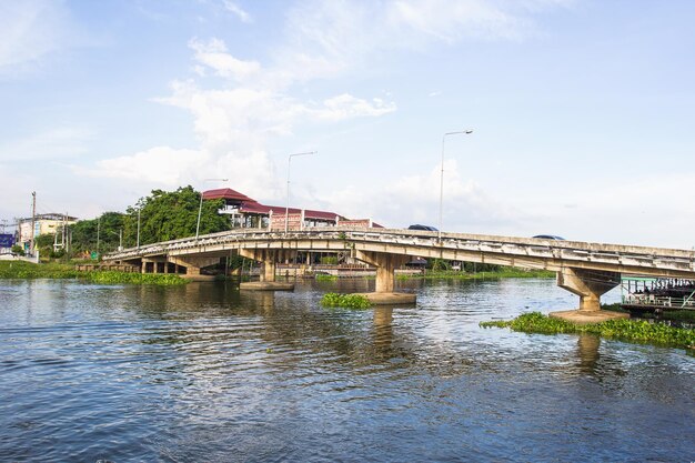 NAKORN PATHOM THAILAND JUL17 2016 Мост через реку Накорн Чайсри, расположенный в провинции Накорн-Патом