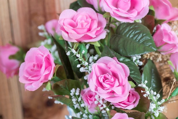 nam bloem in vaaspot toe, in de koffielijst met houten achtergrond