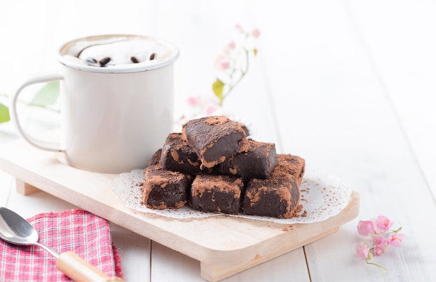 木製の白い木の背景にチョコレートチョコレート