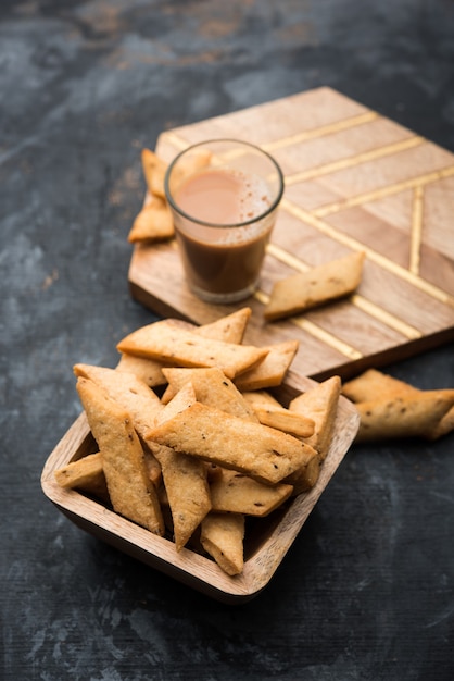 Namakpare or Salty Shakarpara, shakarpare or namkeen Shankarpali, popular diwali food or tea-time snack from Gujarat, India