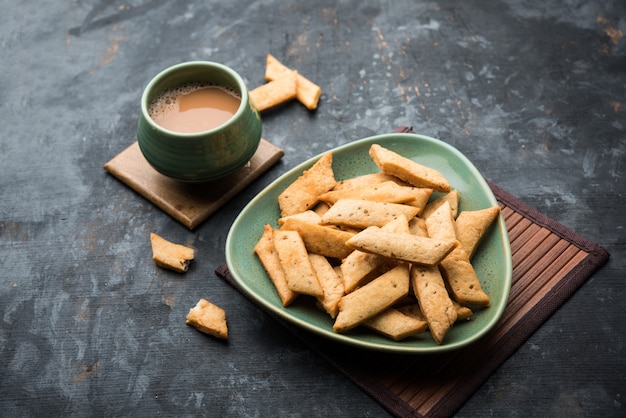 Photo namakpare or salty shakarpara, shakarpare or namkeen shankarpali, popular diwali food or tea-time snack from gujarat, india