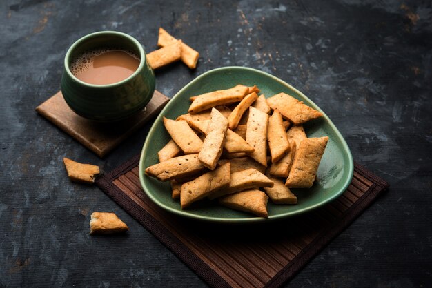 namakpare or salty shakarpara, shakarpare or namkeen shankarpali, popular diwali food or tea-time snack from gujarat, india