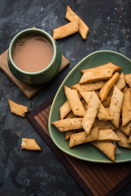 Namakpare 또는 Salty Shakarpara, shakarpare 또는 namkeen Shankarpali, 인도 구자라트에서 인기 있는 디왈리 음식 또는 티타임 스낵