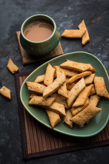 Namakpare or Salty Shakarpara, shakarpare or namkeen Shankarpali, popular diwali food or tea-time snack from Gujarat, India