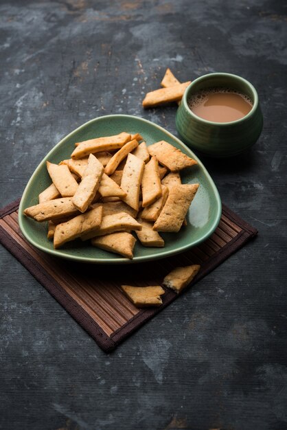 Namakpare 또는 Salty Shakarpara, shakarpare 또는 namkeen Shankarpali, 인도 구자라트에서 인기 있는 디왈리 음식 또는 티타임 스낵