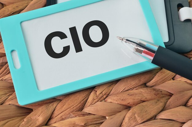 Foto targhetta con il nome scritto con il testo cio sta per chief information officer