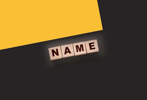 Foto nome parola con blocco di legno sulla lavagna nera concetto di marchio aziendale o personale
