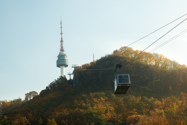 Namsan N Seoul Tower met de lijn van kabelbaan in de herfst in Seoel, Zuid-Korea.